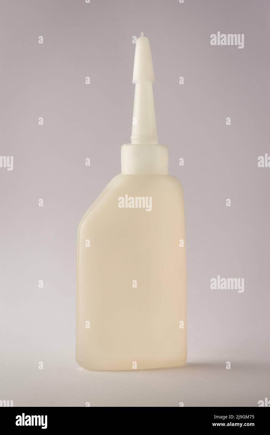 bouteille d'huile pour machine tous usages, petit conteneur de lubrifiant multi-usages en plastique isolé sur fond gris neutre, gabarit de maquette Banque D'Images