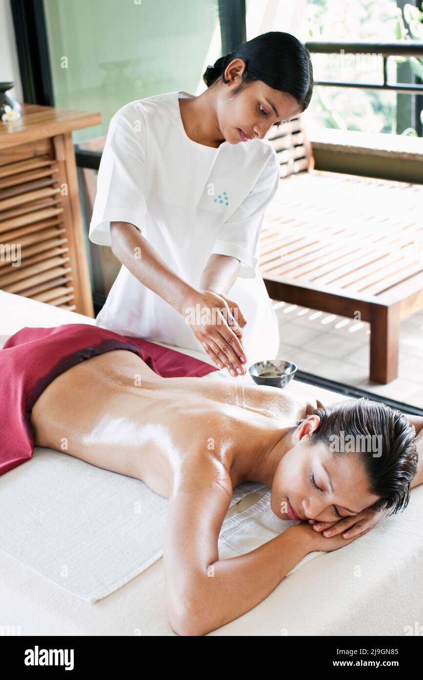 Femme recevant un massage ayurvédique au spa six Senses, Hôtel Heritance  Kandalama, Dambulla, Sri Lanka Photo Stock - Alamy