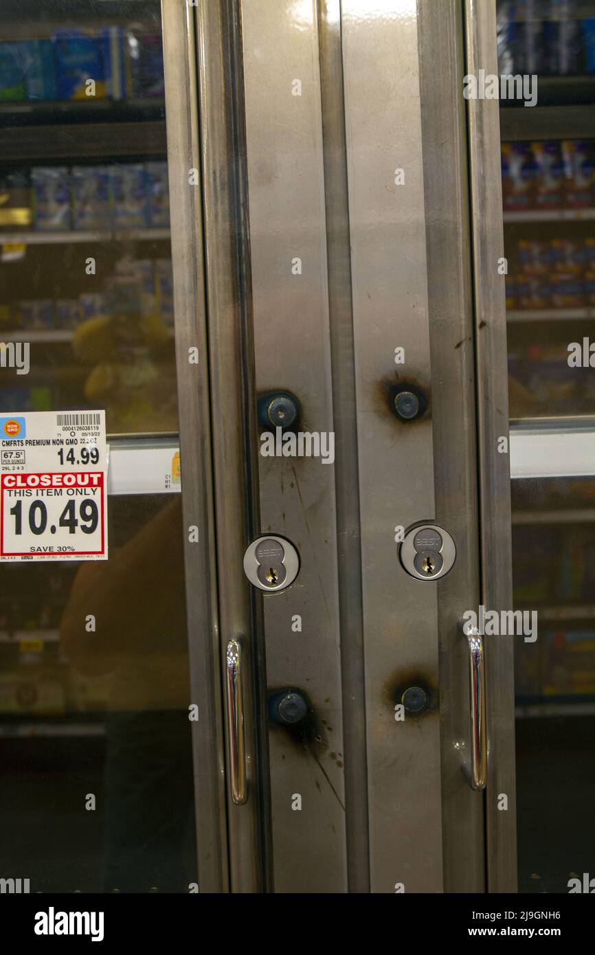 Les produits de préparation pour bébés sont à court de produits dans les magasins du pays. Banque D'Images