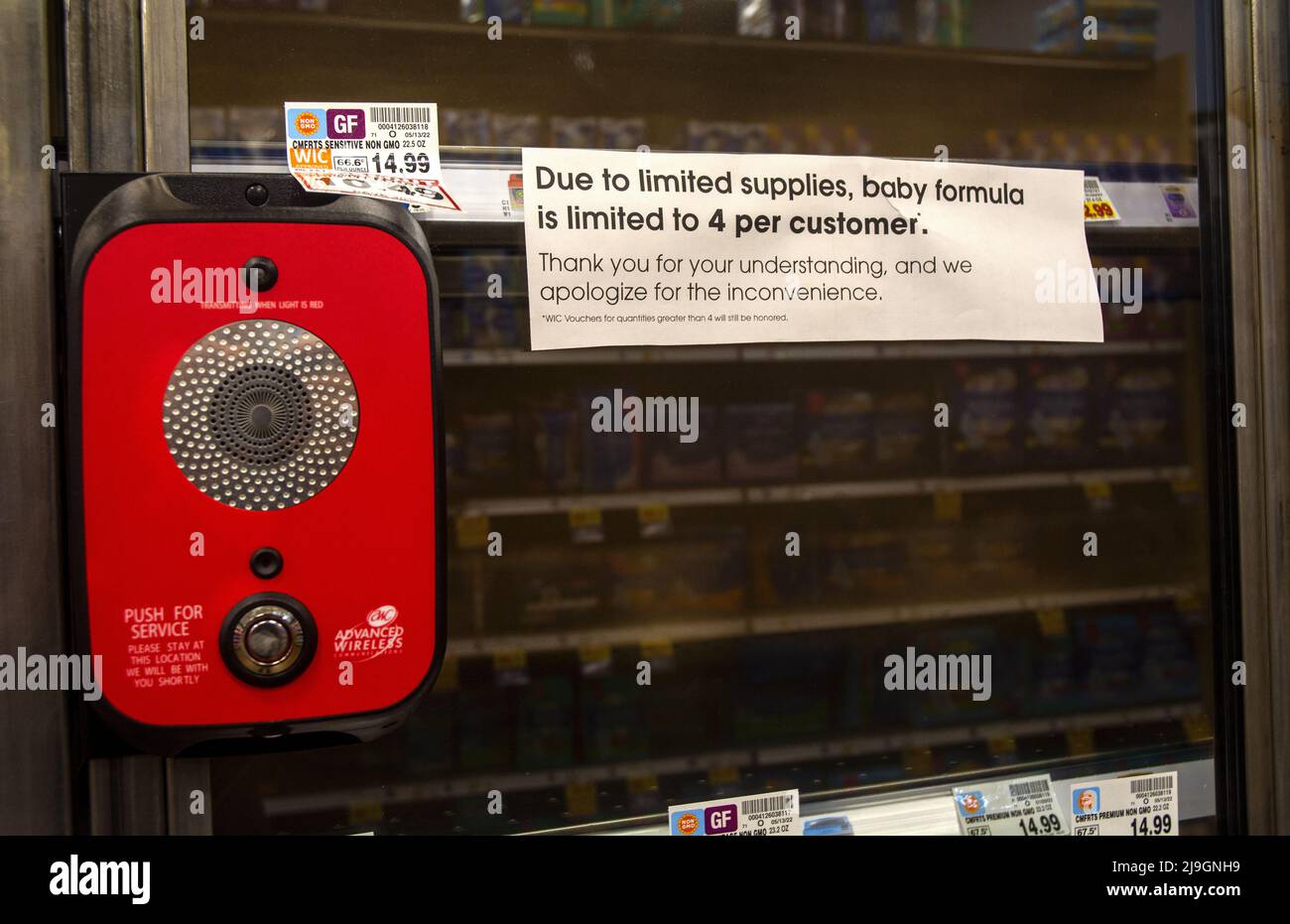 Les produits de préparation pour bébés sont à court de produits dans les magasins du pays. Banque D'Images