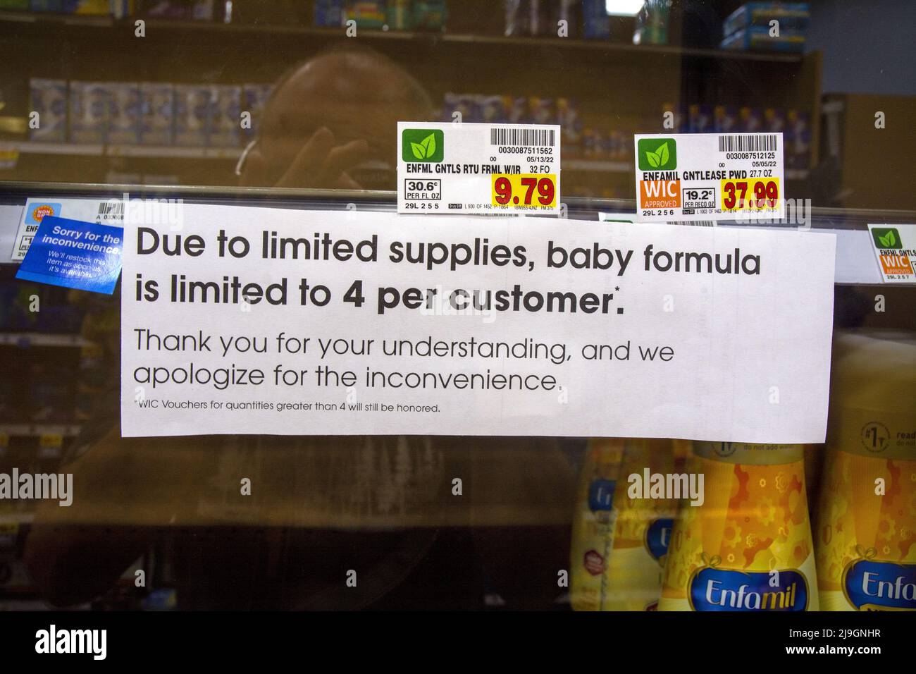 Les produits de préparation pour bébés sont à court de produits dans les magasins du pays. Banque D'Images