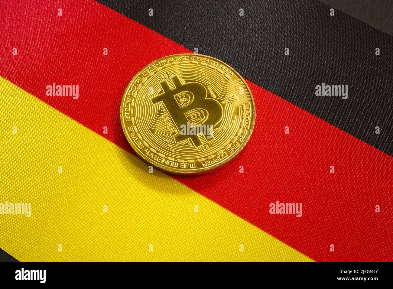 Bitcoin sur le drapeau de l'Allemagne comme symbole de la loi sur les crypto-monnaies. Banque D'Images