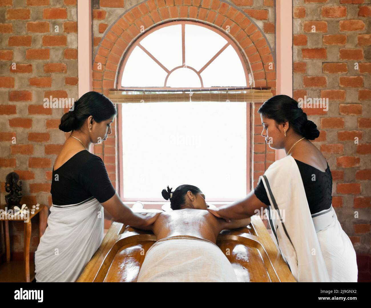 Femme qui reçoit l'Abhyanga, le massage ayurvédique, Kairali Ayurvedic Health Resort, Palakkad, Kerala, Inde. Banque D'Images