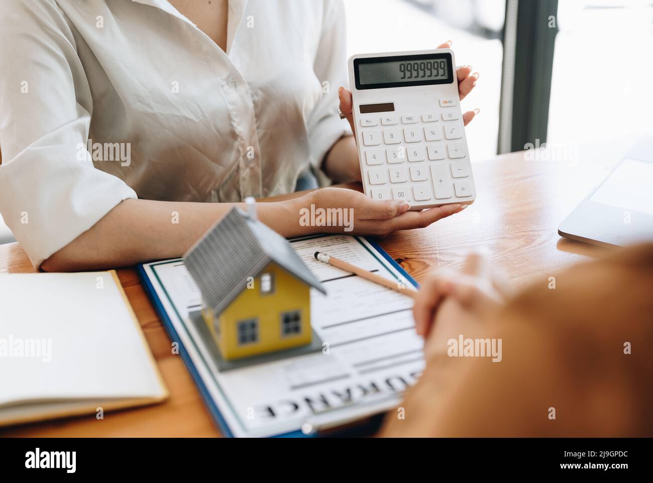 Agent immobilier ou agent bancaire décrit l'intérêt de prêt au client avec des contrats d'achat de maison ou sur des prêts de bureau et des taux d'intérêt. Banque D'Images