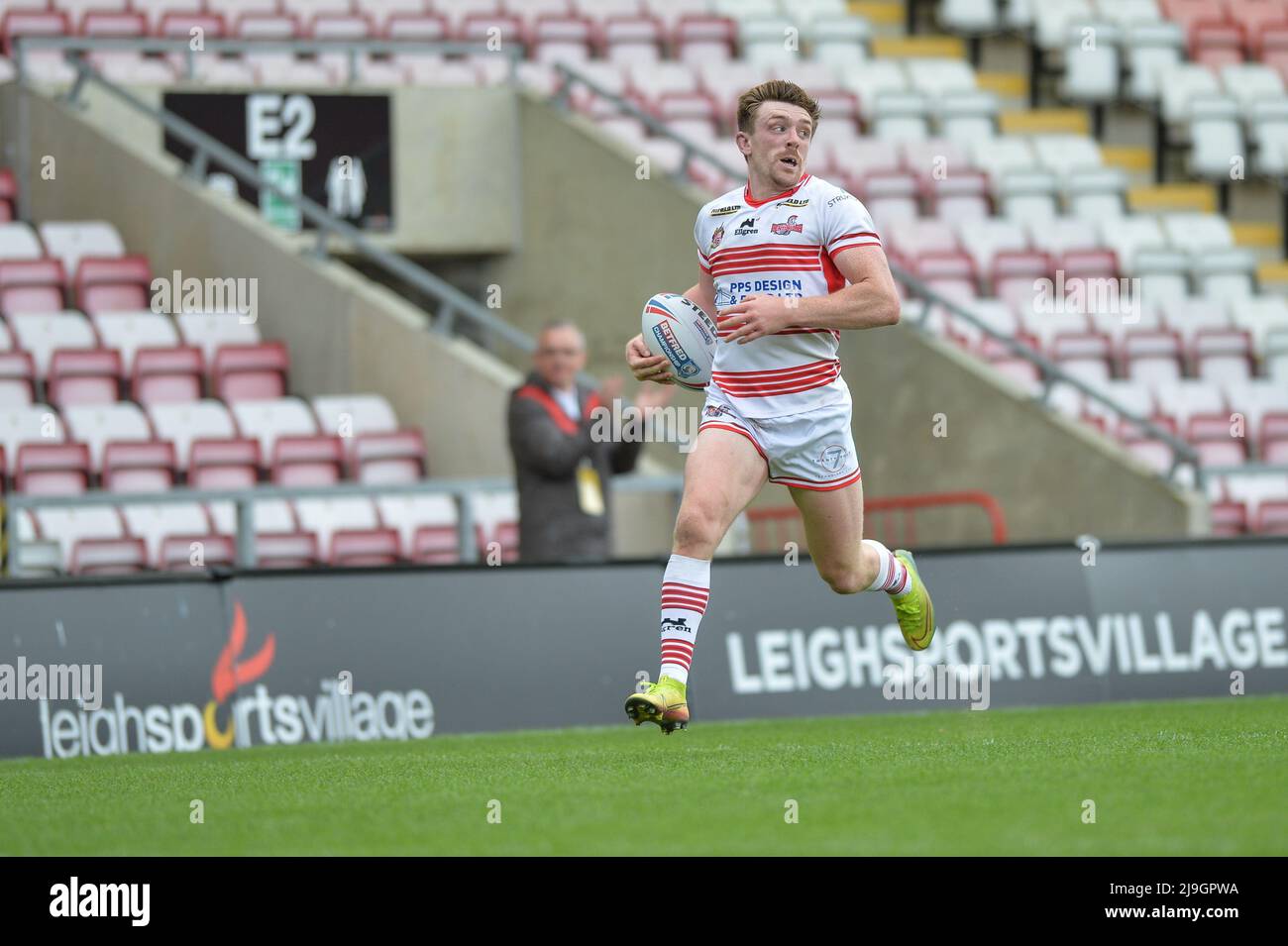 Leigh, Angleterre - 22nd mai 2022 - Ed Chamberlain des Centurion de Leigh fait une course pour tenter sa chance. Rugby League Betfred Championship Leigh Centurions vs Workington Town au Leigh Sports Village Stadium, Leigh, Royaume-Uni Dean Williams Banque D'Images