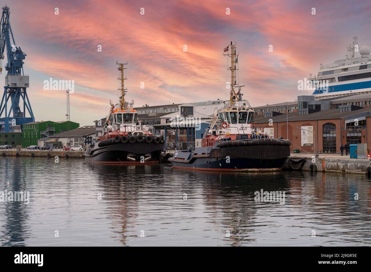 Vue de 2 remorqueurs dans le port d'Aarhus le 20 mai 2022 Banque D'Images