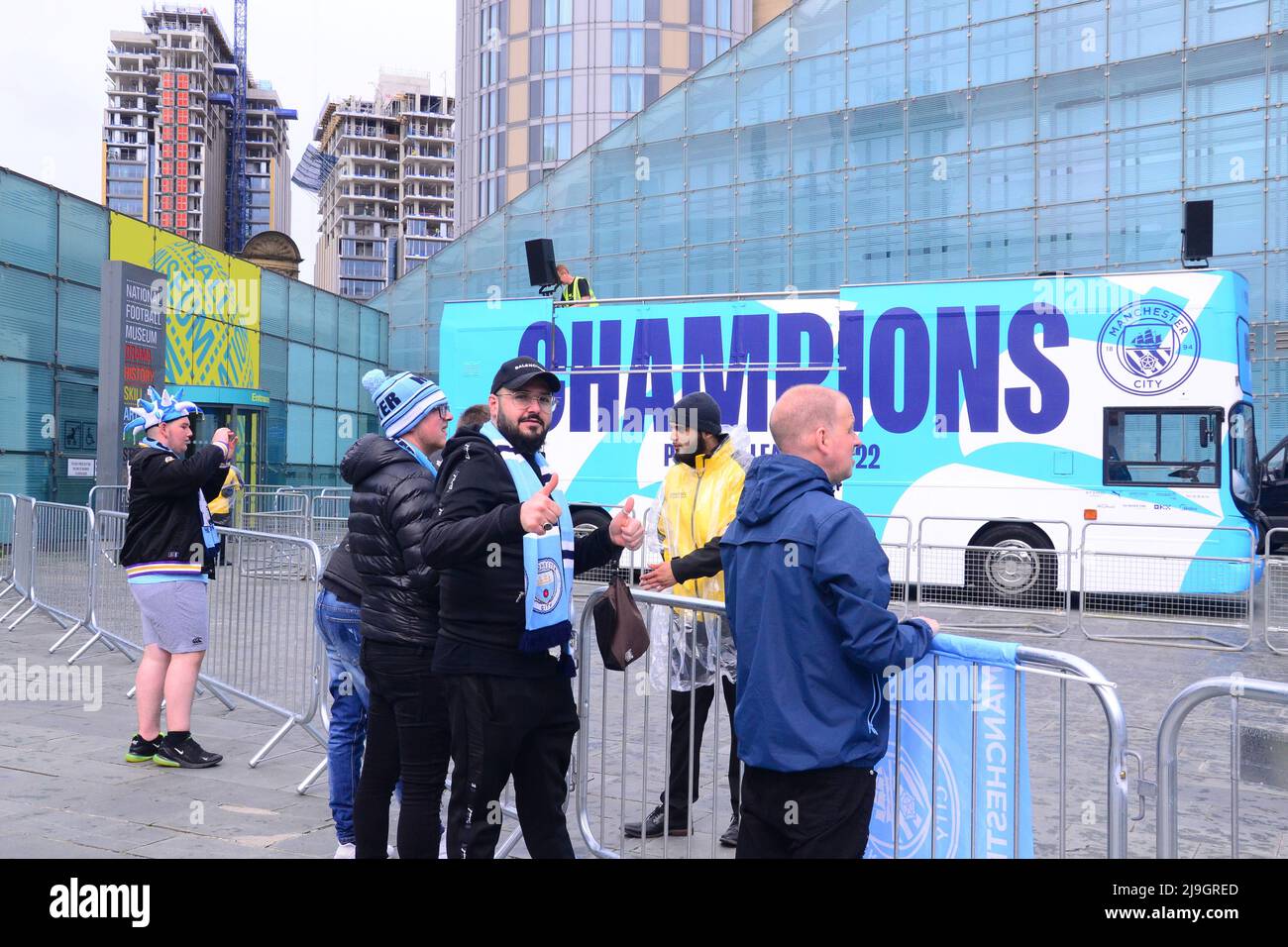 Manchester, Royaume-Uni, 23rd mai 2022. Les fans de MCFC attendent le début de la parade. Le Manchester City football Club se prépare à organiser un défilé de victoire pour célébrer la victoire du titre de Premier League du club après avoir battu Aston Villa au Etihad Stadium le 22nd mai. La parade des bus à toit ouvert traversera le centre de Manchester, en Angleterre, au Royaume-Uni. Le club a déclaré : « le club fêtera sa victoire avec des fans avec un défilé de bus à toit ouvert dans le centre-ville de Manchester le lundi 23rd mai, se terminant par un spectacle à Deansgate (Tour Beetholam). » Crédit : Terry Waller/Alay Live News Banque D'Images