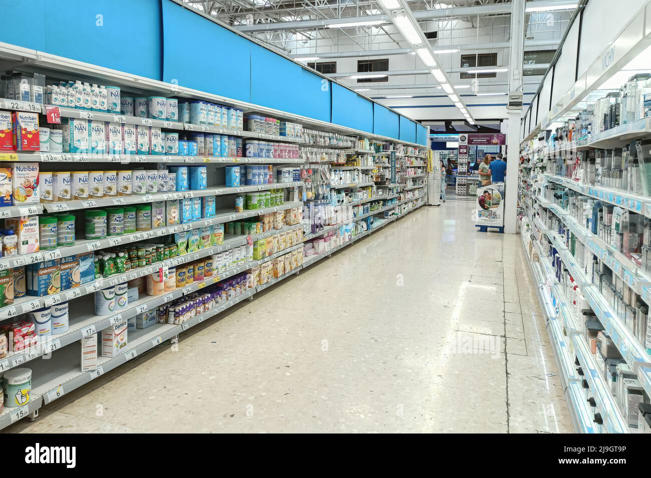 Huelva, Espagne - 10 mai 2022 : étagère de nourriture et d'hygiène pour les bébés dans un supermarché Banque D'Images