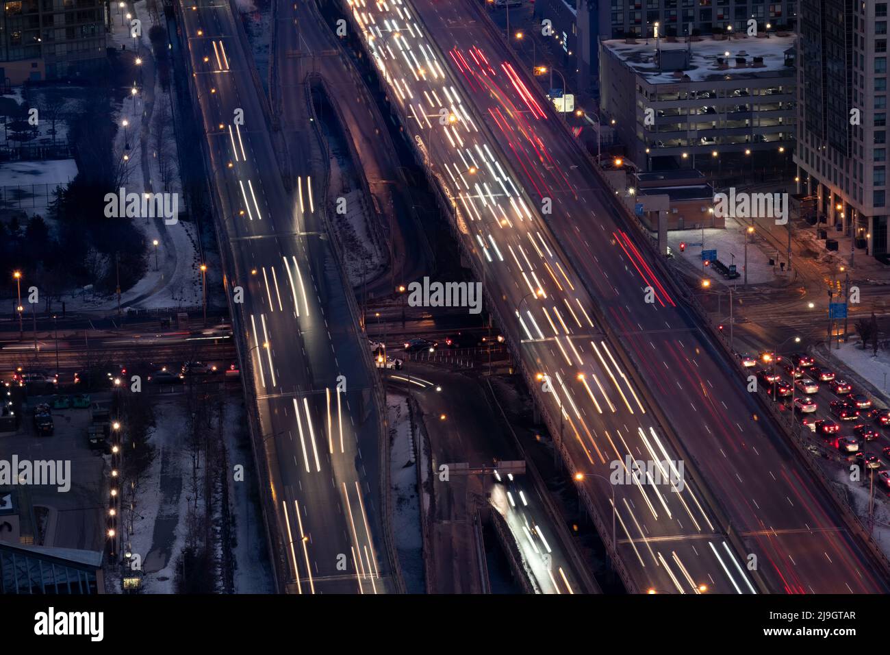 La circulation urbaine sur l'autoroute gardiner à Toronto, au Canada, la nuit Banque D'Images