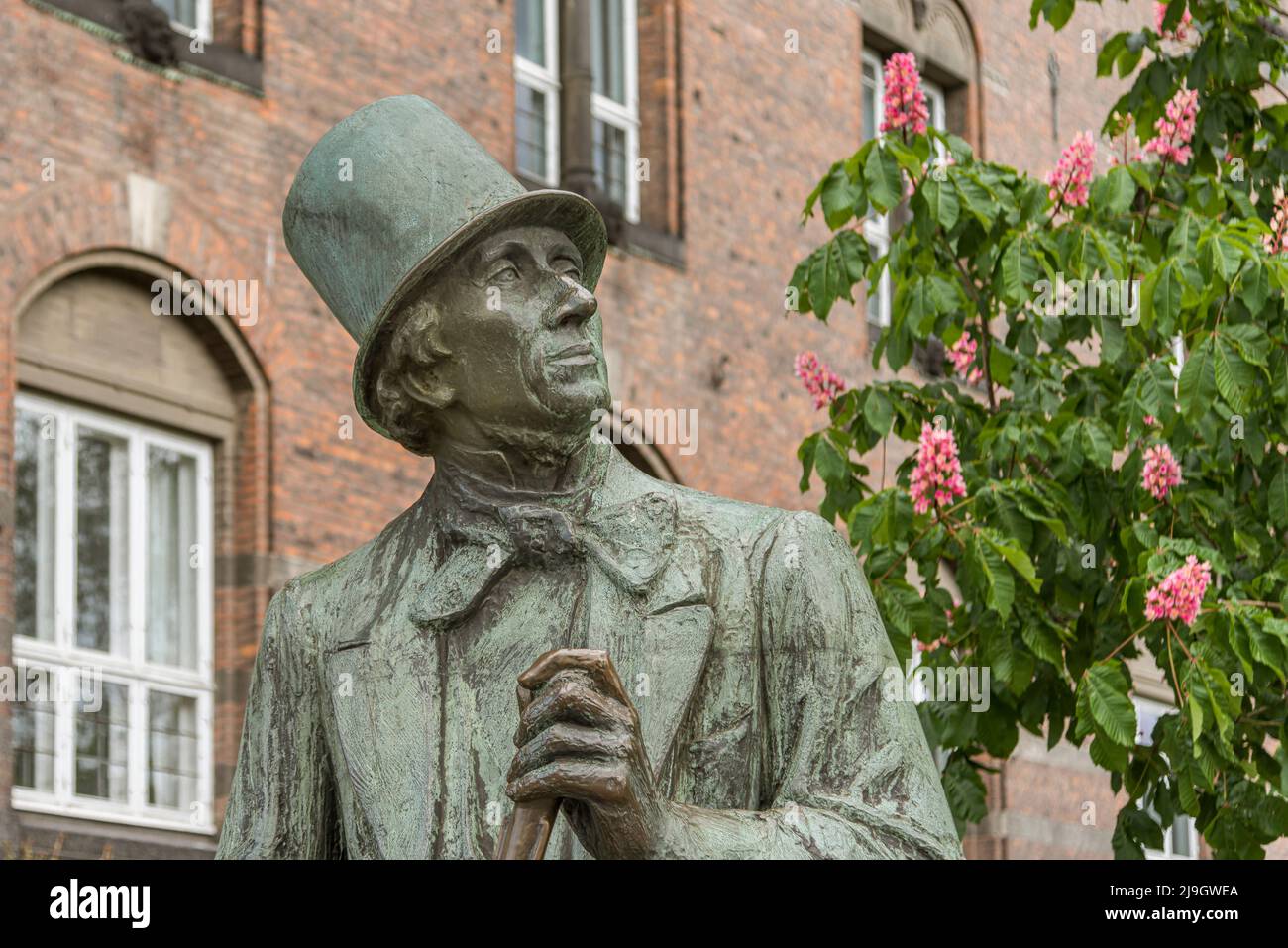 Buste en bronze de l'écrivain danois H C Andersen, assis devant un bâtiment en briques à Copenhague, Danemark, le 21 mai 2022 Banque D'Images