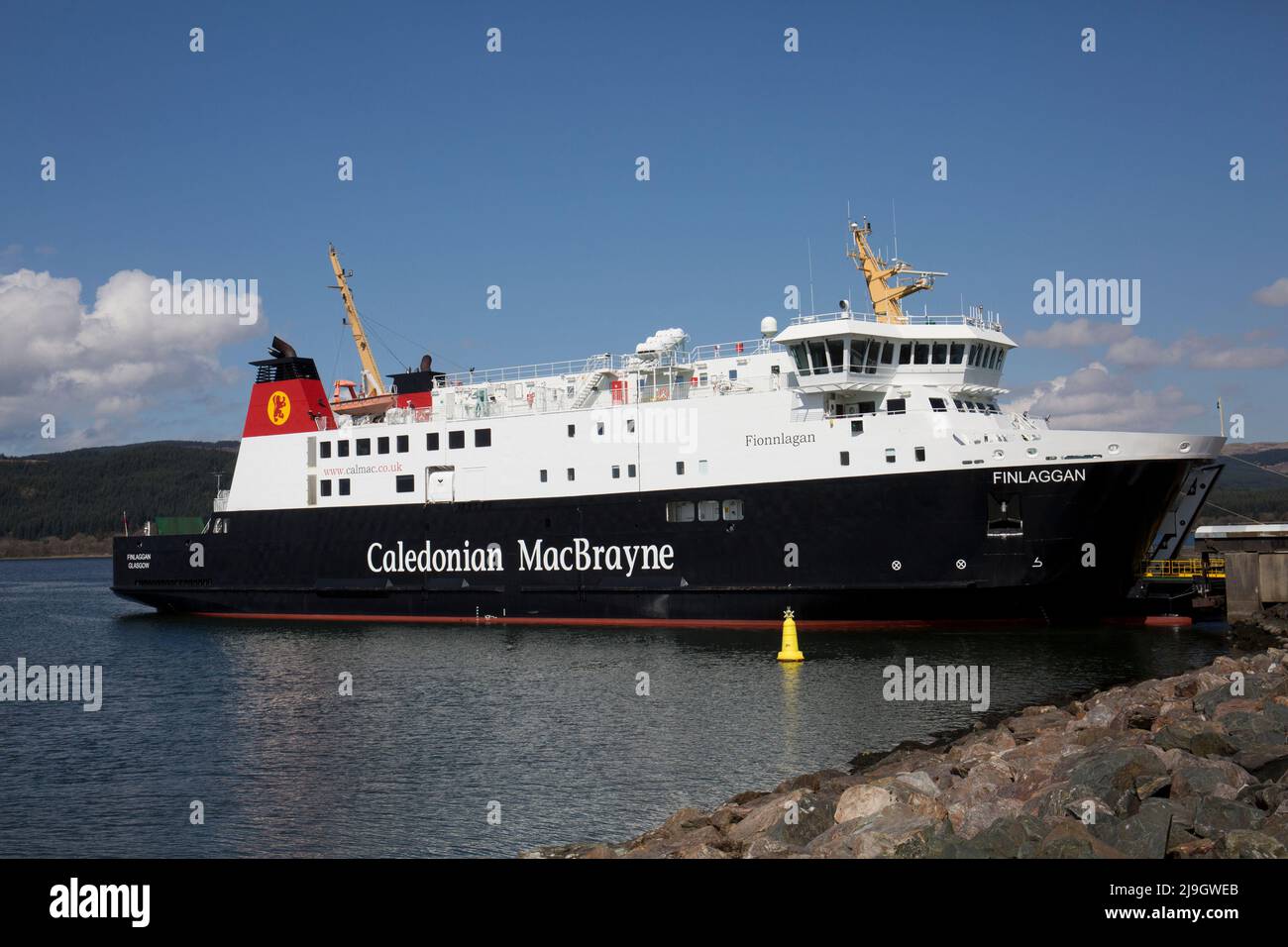 CalMac Ferry, le Finlagan, à West Loch Tarbert Banque D'Images