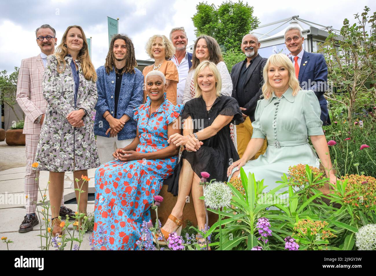 Chelsea, Londres, Royaume-Uni. 23rd mai 2022. Aux studios de la BBC, notre Green Planet & RHS Bee Garden, les dix nouveaux ambassadeurs, dont Nicky Chapman, JO Wiley et d'autres, posent pour une photo de groupe. Chelsea Flower Show Press Day donne un aperçu du spectacle qui revient à l'Hôpital Royal Chelsea et cette année se déroule du 24 au 28 mai. Credit: Imagetraceur/Alamy Live News Banque D'Images