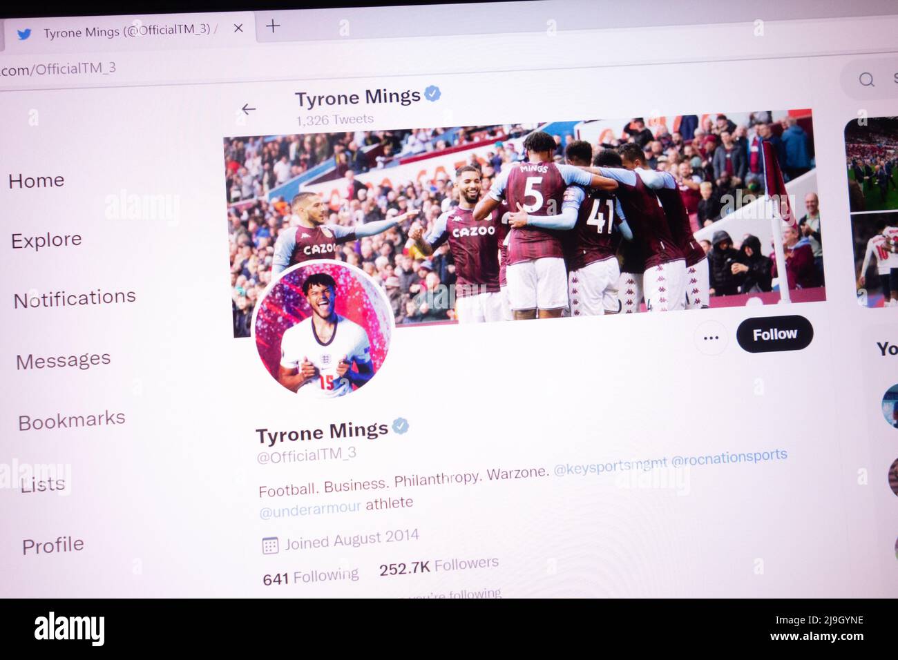 KONSKIE, POLOGNE - 21 mai 2022 : compte Twitter officiel Tyrone Mings affiché sur l'écran de l'ordinateur portable Banque D'Images