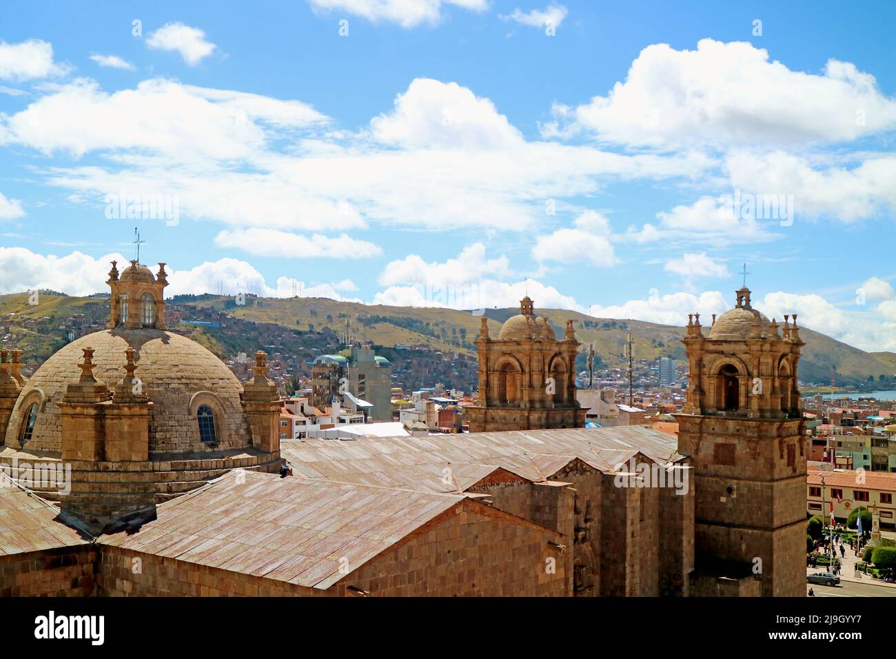 Vue aérienne stupéfiante de la cathédrale de Puno sur la rive du lac Titicaca a les contreforts des Andes, Puno City, Pérou, Amérique du Sud Banque D'Images