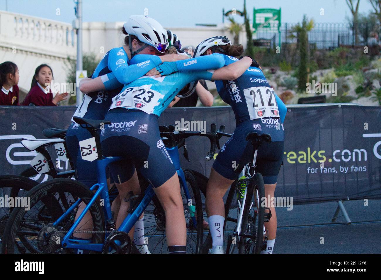 Événement cycliste série 2022 ronde 5 à Clacton-on-Sea, Essex. Team Brother UK–LDN fêtent la victoire de Sammie Stuart. Banque D'Images