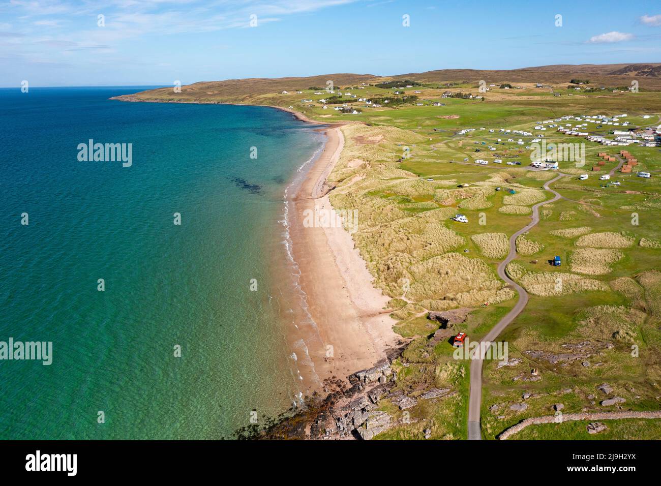 Vue aérienne de la plage de Big Sands et du parc Sands Caravan sur la route North Coast 500, Wester Ross, Scottish Highlands, Écosse Banque D'Images
