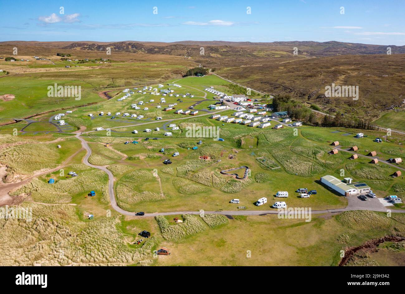 Vue aérienne de la plage de Big Sands et du parc Sands Caravan sur la route North Coast 500, Wester Ross, Scottish Highlands, Écosse Banque D'Images