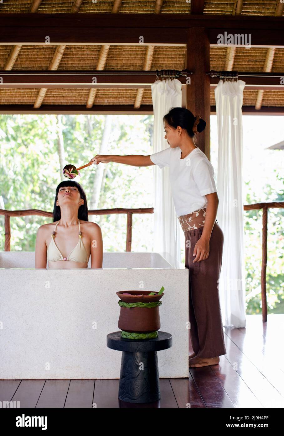Femme recevant un soin spa rituel à l'eau, Kayumanis Spa, Kayumanis Ubud, Bali, Indonésie. Banque D'Images