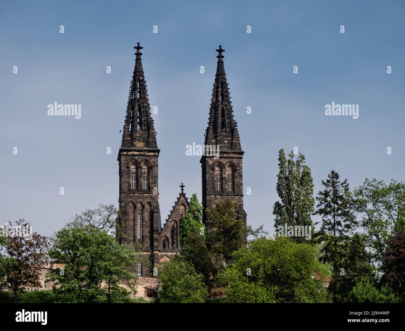 Basilique Saint-Pierre et Saint-Paul ou Bazilika svateho Petra a Pavla, église néo-gothique de la forteresse Vysehrad à Prague, République tchèque Banque D'Images