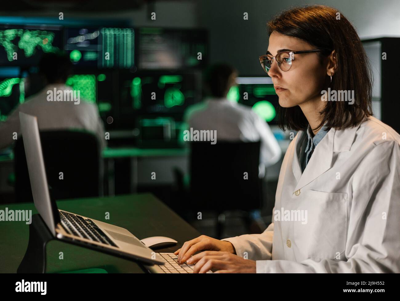 Recherche scientifique féminine travaillant sur ordinateur portable en laboratoire Banque D'Images