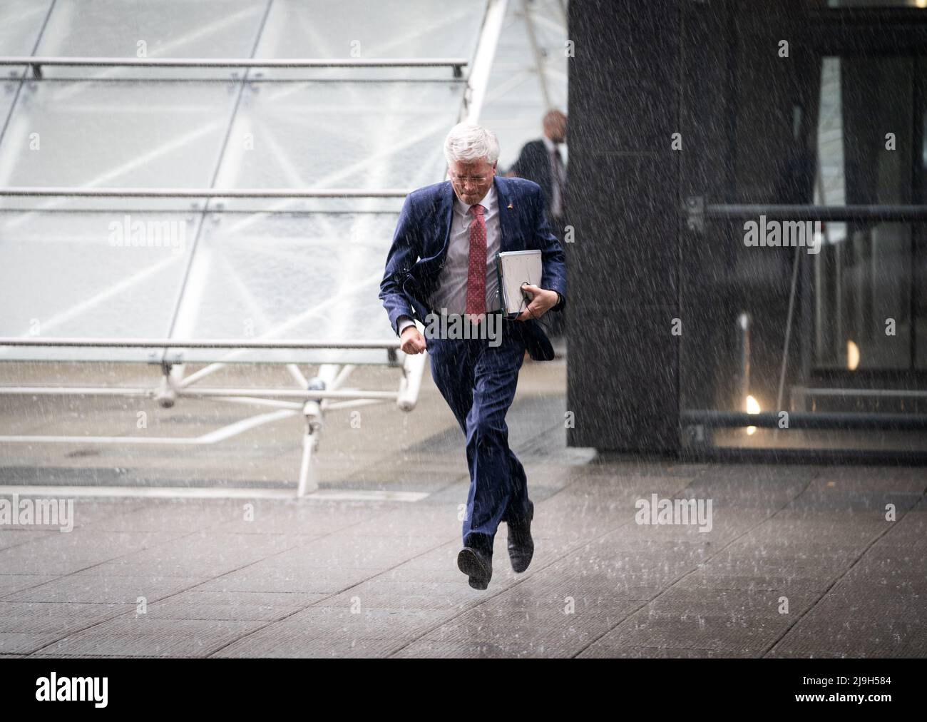 2022-05-23 18:20:16 UTRECHT - le maire Theo Weterings de Tilburg arrive pour le Conseil de sécurité, où les problèmes avec l'accueil des réfugiés dans le pays sont discutés. Elle concerne à la fois le nombre de places pour les réfugiés ukrainiens et les lieux d'accueil pour les autres demandeurs d'asile. ANP JEROEN JUMELET pays-bas sortie - belgique sortie Banque D'Images
