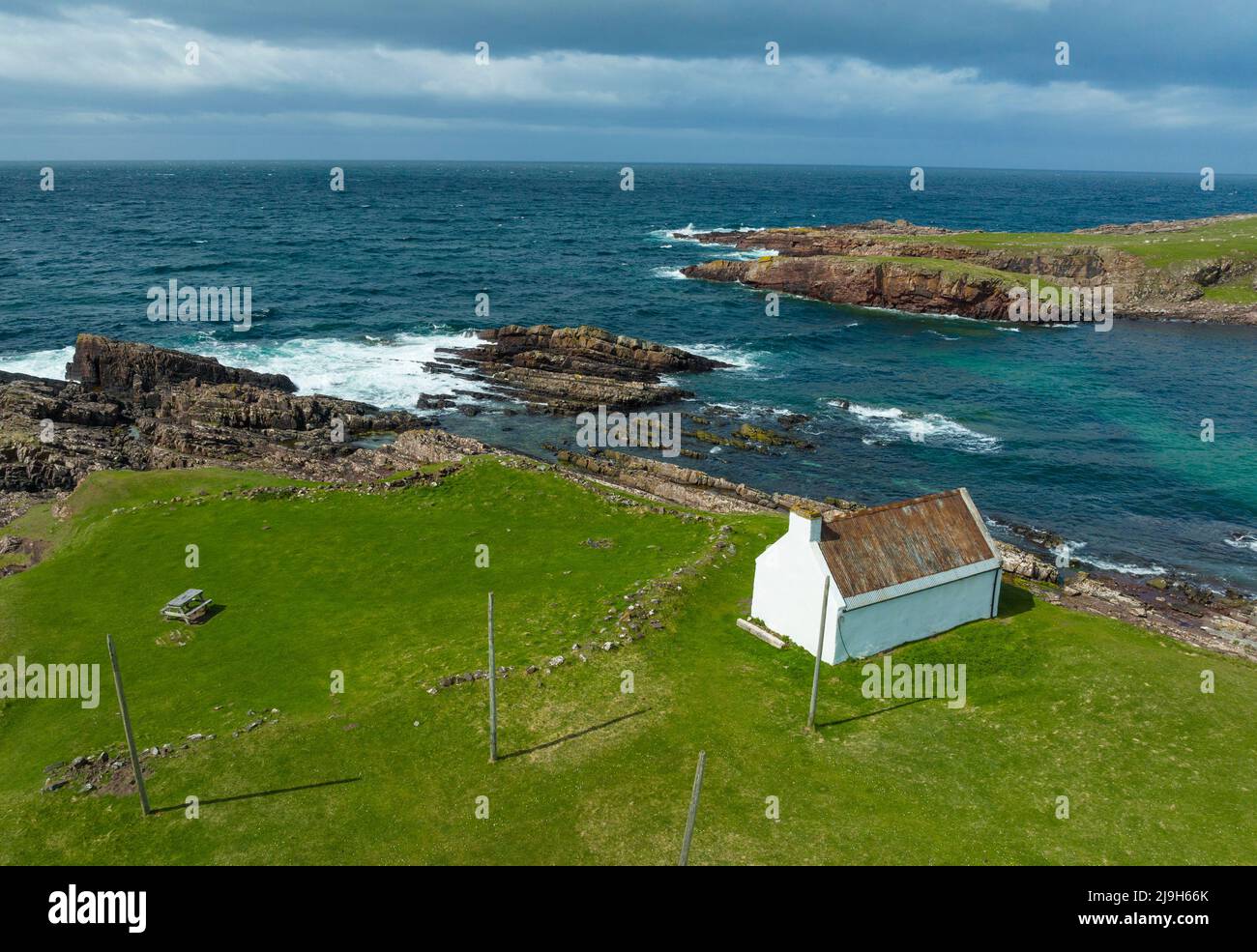 Vue aérienne depuis un drone de la pêche au saumon en terre battante à Clachpéage à Assynt, Sutherland, Highland, Écosse Banque D'Images