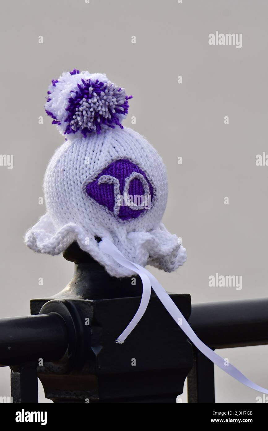 Clevedon, Royaume-Uni. 23rd mai 2022. Un lundi soir doux au front de mer de Clevedon, des chapeaux tricotés de toutes les couleurs sont vus assis au-dessus de la rambarde de de sécurité qui courent toute la longueur de la promenade se préparer pour le Jubilé de platine de la Reine. Crédit photo : Robert Timoney/Alay Live News Banque D'Images