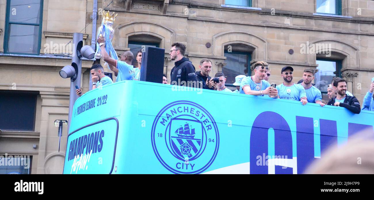 Manchester, Royaume-Uni, 23rd mai 2022. Fernando Luiz Roza, connu sous le nom de Fernandinho, capitaine du club, tient la coupe. Le Manchester City football Club organise un défilé de victoire pour célébrer la victoire du titre Premier League du club après avoir battu Aston Villa au Etihad Stadium le 22nd mai. La parade des bus à toit ouvert a traversé le centre de Manchester, en Angleterre, au Royaume-Uni. Le club a déclaré : « le club fêtera sa victoire avec des fans avec un défilé de bus à toit ouvert dans le centre-ville de Manchester le lundi 23rd mai, se terminant par un spectacle à Deansgate (Tour Beetholam). » Crédit : Terry Waller/Alay Live News Banque D'Images