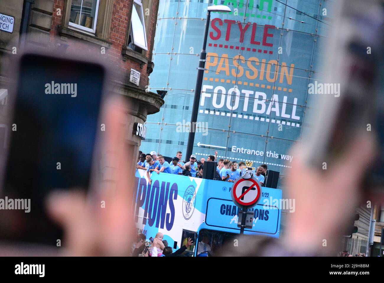 Manchester, Royaume-Uni, 23rd mai 2022. Le Manchester City football Club organise un défilé de victoire pour célébrer la victoire du titre Premier League du club après avoir battu Aston Villa au Etihad Stadium le 22nd mai. La parade des bus à toit ouvert a traversé le centre de Manchester, en Angleterre, au Royaume-Uni, sous la surveillance de grandes foules enthousiastes. Le club a déclaré : « le club fêtera sa victoire avec des fans avec un défilé de bus à toit ouvert dans le centre-ville de Manchester le lundi 23rd mai, se terminant par un spectacle à Deansgate (Tour Beetholam). » Musée du football en arrière-plan. Crédit : Terry Waller/Alay Live News Banque D'Images