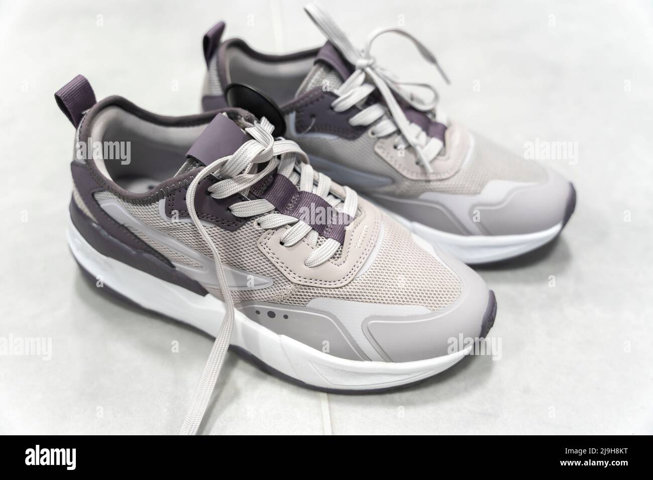 les nouvelles baskets pour femme sont sur le sol d'un magasin de sport Banque D'Images