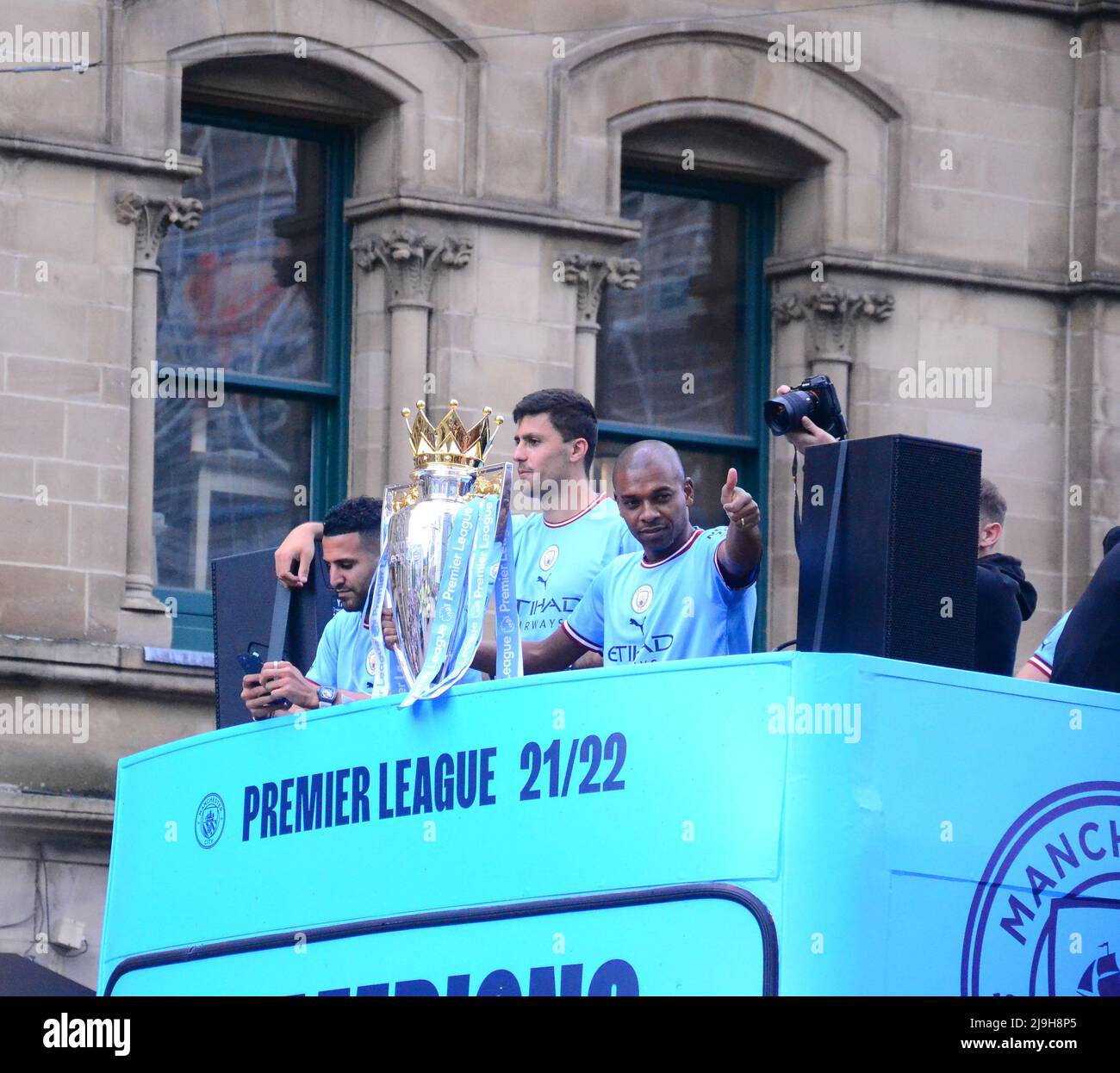 Manchester, Royaume-Uni, 23rd mai 2022. Le capitaine du club au départ, Fernando Luiz Roza, connu sous le nom de Fernandinho, déferle vers la foule. Le Manchester City football Club organise un défilé de victoire pour célébrer la victoire du titre Premier League du club après avoir battu Aston Villa au Etihad Stadium le 22nd mai. La parade des bus à toit ouvert a traversé le centre de Manchester, en Angleterre, au Royaume-Uni. Le club a déclaré : « le club fêtera sa victoire avec des fans avec un défilé de bus à toit ouvert dans le centre-ville de Manchester le lundi 23rd mai, se terminant par un spectacle à Deansgate (Tour Beetholam). » Crédit : Terry Waller/Alay Live News Banque D'Images