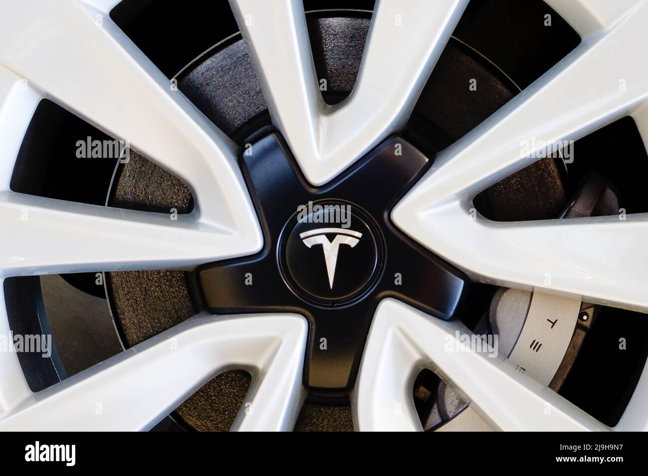 Minsk, Bélarus - 23 mai 2022 : gros plan sur la roue de Tesla Banque D'Images