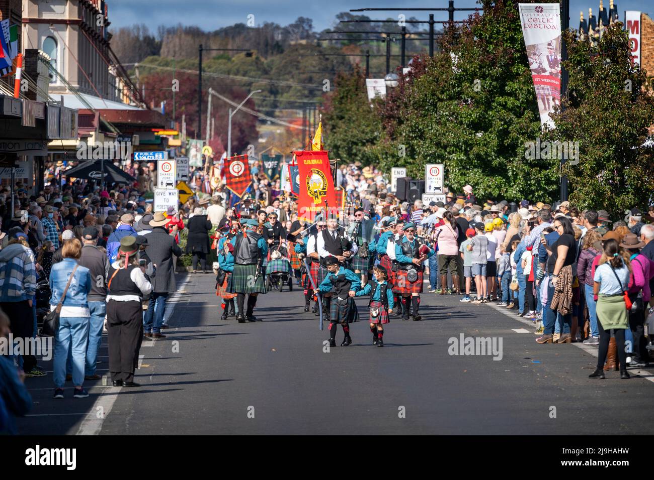 Parade de rue colorée pour célébrer l'ouverture du festival celtique de Glen Innes, Nouvelle-Galles du Sud, Australie Banque D'Images