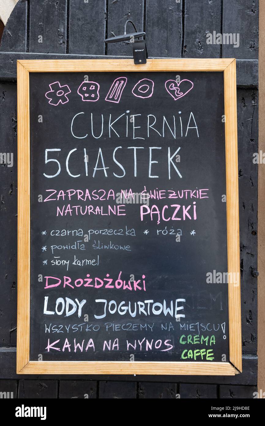 VARSOVIE, POLOGNE - 17 MAI 2022: Café tableau noir Menu sur obturateur en bois dans la nouvelle ville Banque D'Images