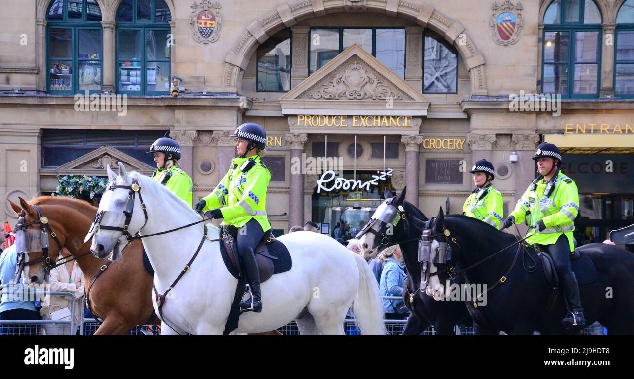 Manchester, Royaume-Uni, 23rd mai 2022. Les policiers du Grand Manchester se préparent à la parade. Le Manchester City football Club organise un défilé de victoire pour célébrer la victoire du titre Premier League du club après avoir battu Aston Villa au Etihad Stadium le 22nd mai. La parade des bus à toit ouvert a traversé le centre de Manchester, en Angleterre, au Royaume-Uni. Le club a déclaré : « le club fêtera sa victoire avec des fans avec un défilé de bus à toit ouvert dans le centre-ville de Manchester le lundi 23rd mai, se terminant par un spectacle à Deansgate (Tour Beetholam). » Crédit : Terry Waller/Alay Live News Banque D'Images