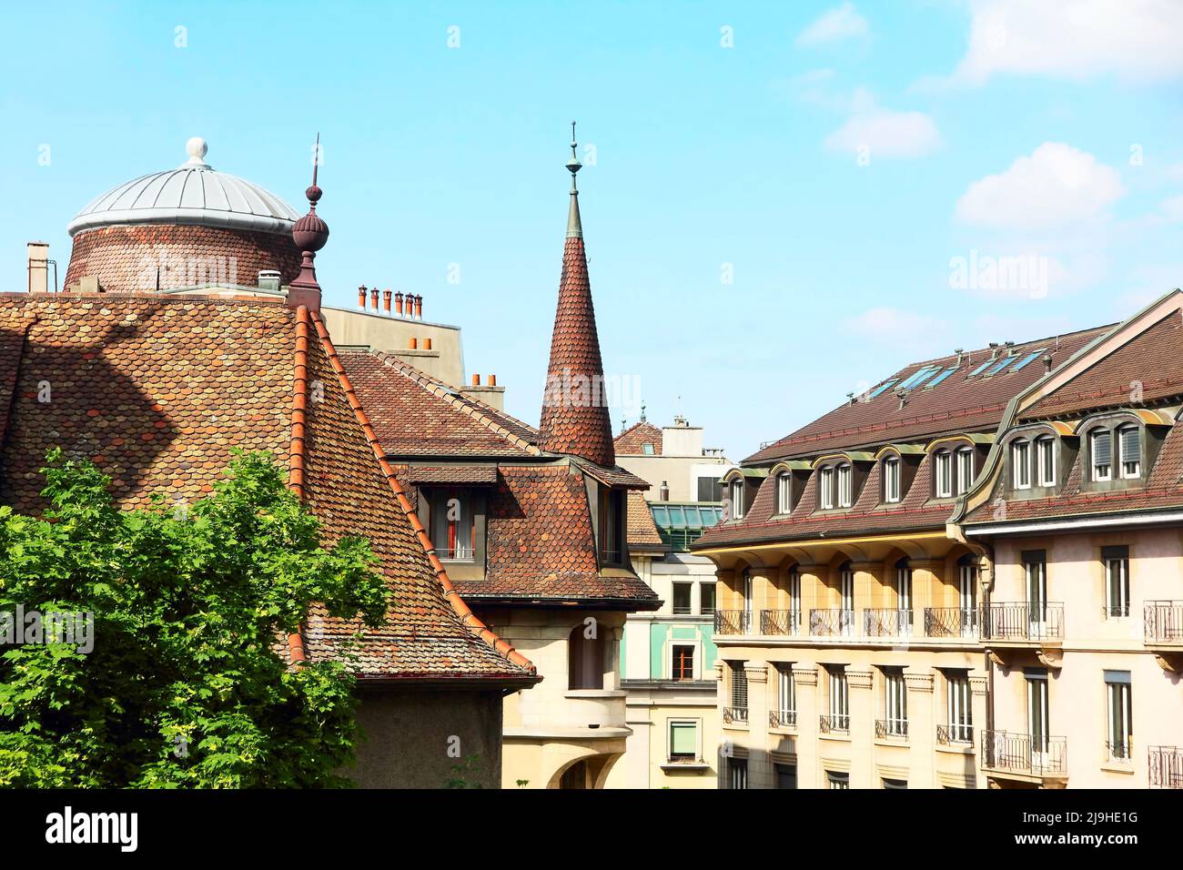 Vue sur les toits et les fenêtres de la ville de Genève contre le ciel bleu. Genève, Suisse. Banque D'Images