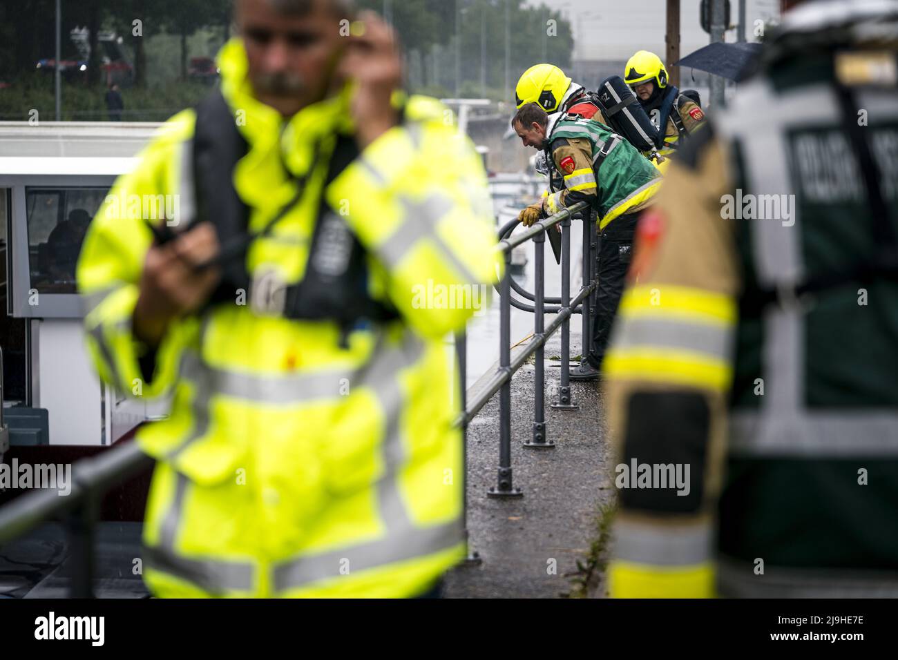 2022-05-23 20:16:42 TIEL - Services d'urgence lors d'un exercice d'incendie d'un incident d'expédition dans l'écluse de Bernhard. La pratique de différents scénarios fait partie intégrante du travail des pompiers, des ambulanciers et des agents de crise dans la région de sécurité Gelderland-Sud. ANP ROB ENGELAR pays-bas sortie - belgique sortie Banque D'Images