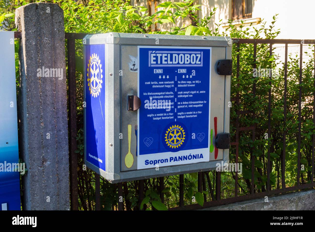 Boîte de dons alimentaires (Eteldoboz) dans la rue pour les sans-abri par Rotary International, Sopron, Hongrie Banque D'Images