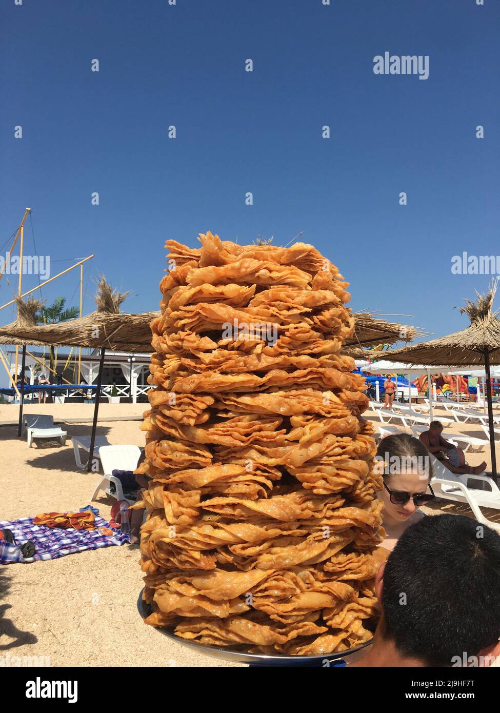 Baklava sur un plateau vendu sur la plage Banque D'Images