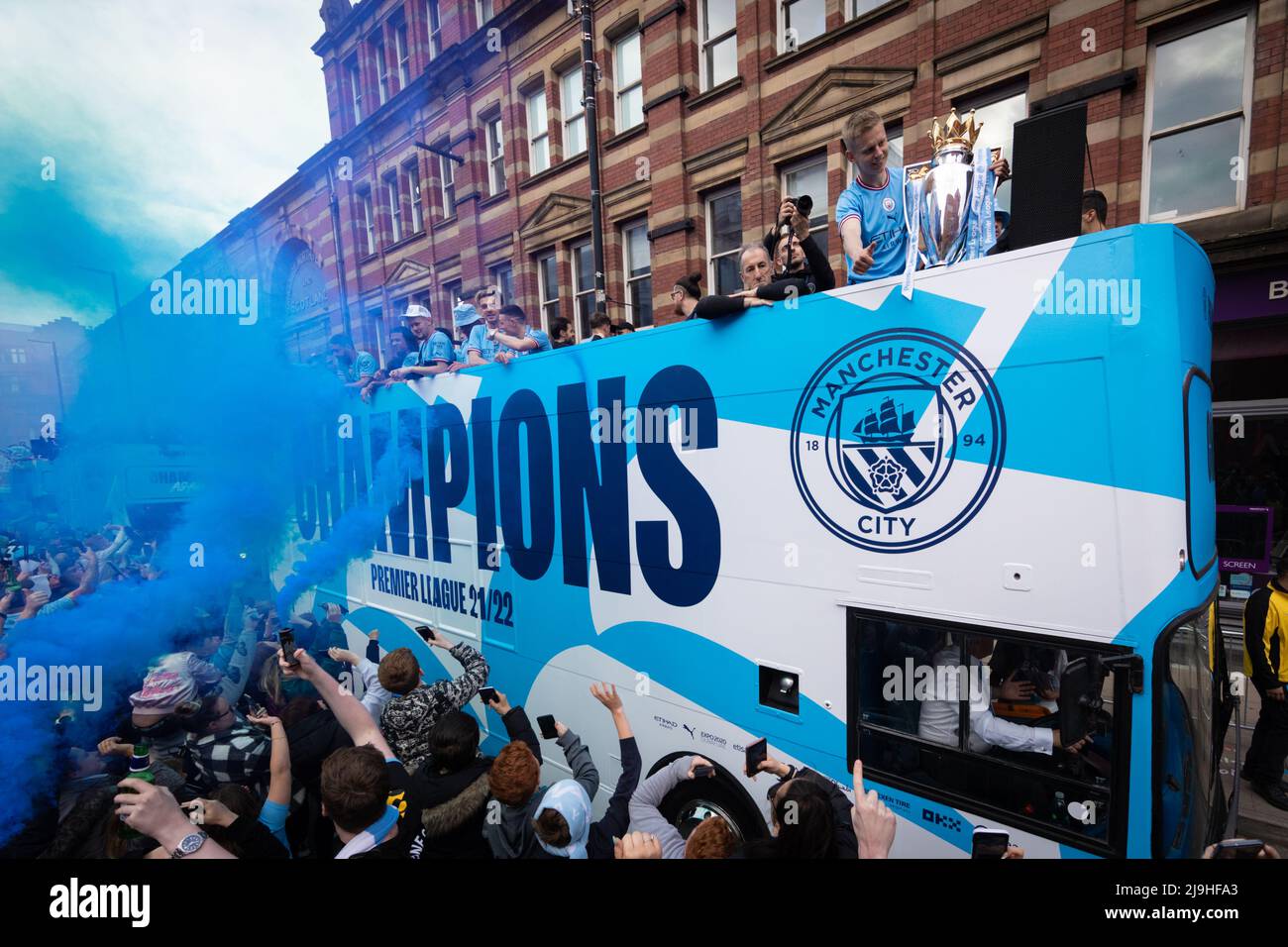 Manchester, Royaume-Uni. 23rd mai 2022. Manchester City célèbre son quatrième titre de Premier League en cinq ans avec un défilé dans la ville. Des milliers de fans ont bordé les rues pour accueillir Guardiola et l'équipe lorsqu'ils ont voyagé dans la ville en montrant le dernier trophée. Credit: Andy Barton/Alay Live News Banque D'Images