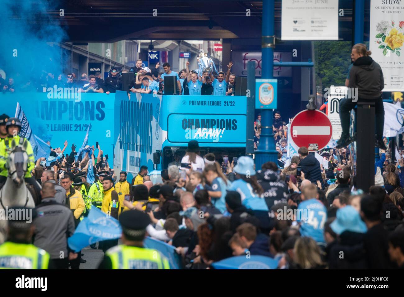 Manchester, Royaume-Uni. 23rd mai 2022. Manchester City célèbre son quatrième titre de Premier League en cinq ans avec un défilé dans la ville. Des milliers de fans ont bordé les rues pour accueillir Guardiola et l'équipe lorsqu'ils ont voyagé dans la ville en montrant le dernier trophée. Credit: Andy Barton/Alay Live News Banque D'Images