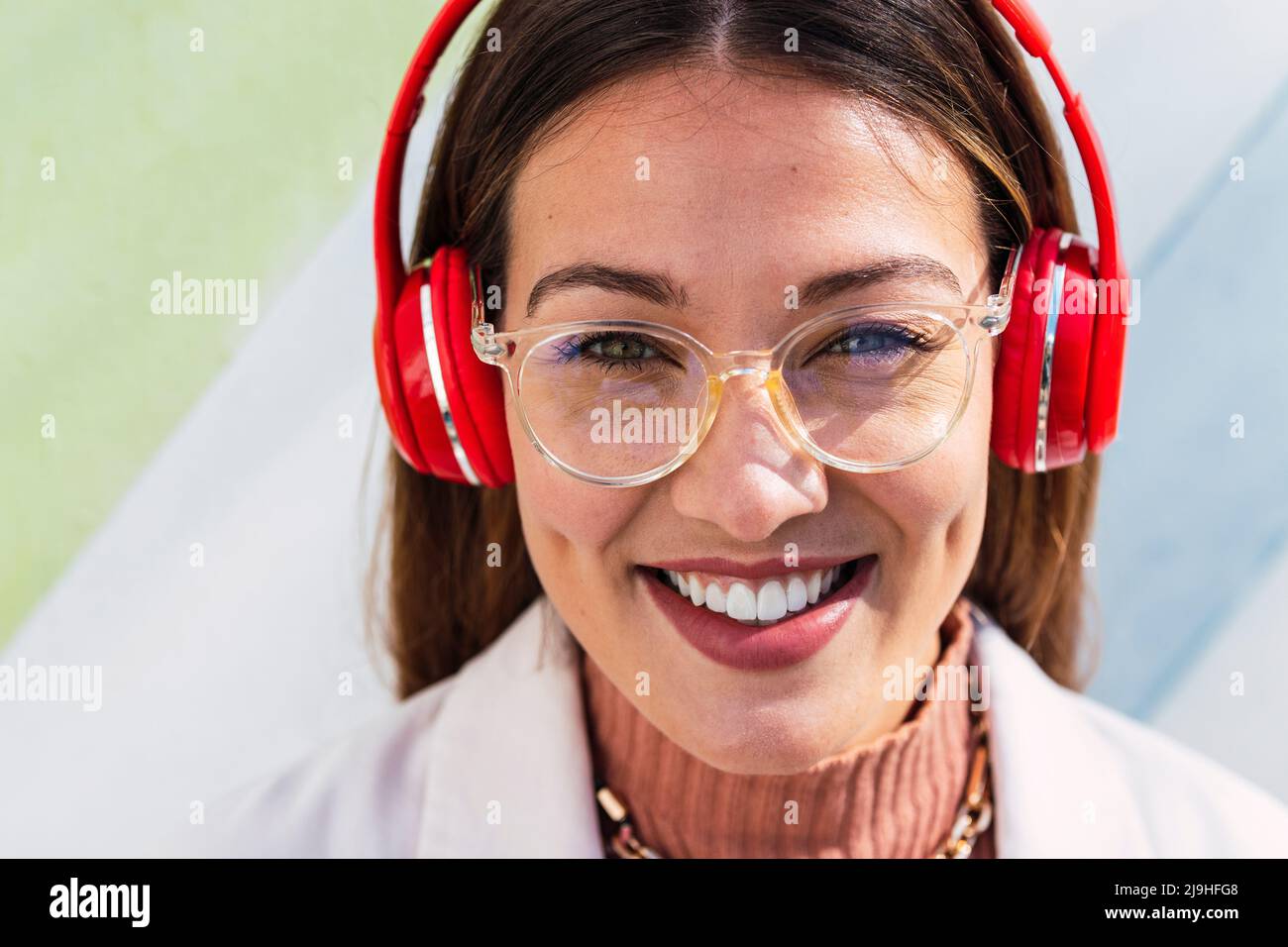 Bonne jeune femme portant un casque Banque D'Images