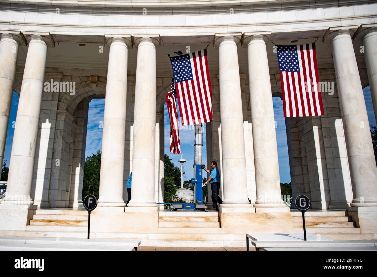 Arlington, États-Unis d'Amérique. 23rd mai 2022. Arlington, États-Unis d'Amérique. 23 mai 2022. Les employés de l'entretien des installations pendent des drapeaux américains dans l'amphithéâtre commémoratif du cimetière national d'Arlington en préparation à l'événement annuel du Memorial Day en l'honneur des morts de guerre des nations, le 23 mai 2022 à Arlington, Virginie, États-Unis. Crédit : Elizabeth Fraser/États-Unis Armée/Alamy Live News Banque D'Images