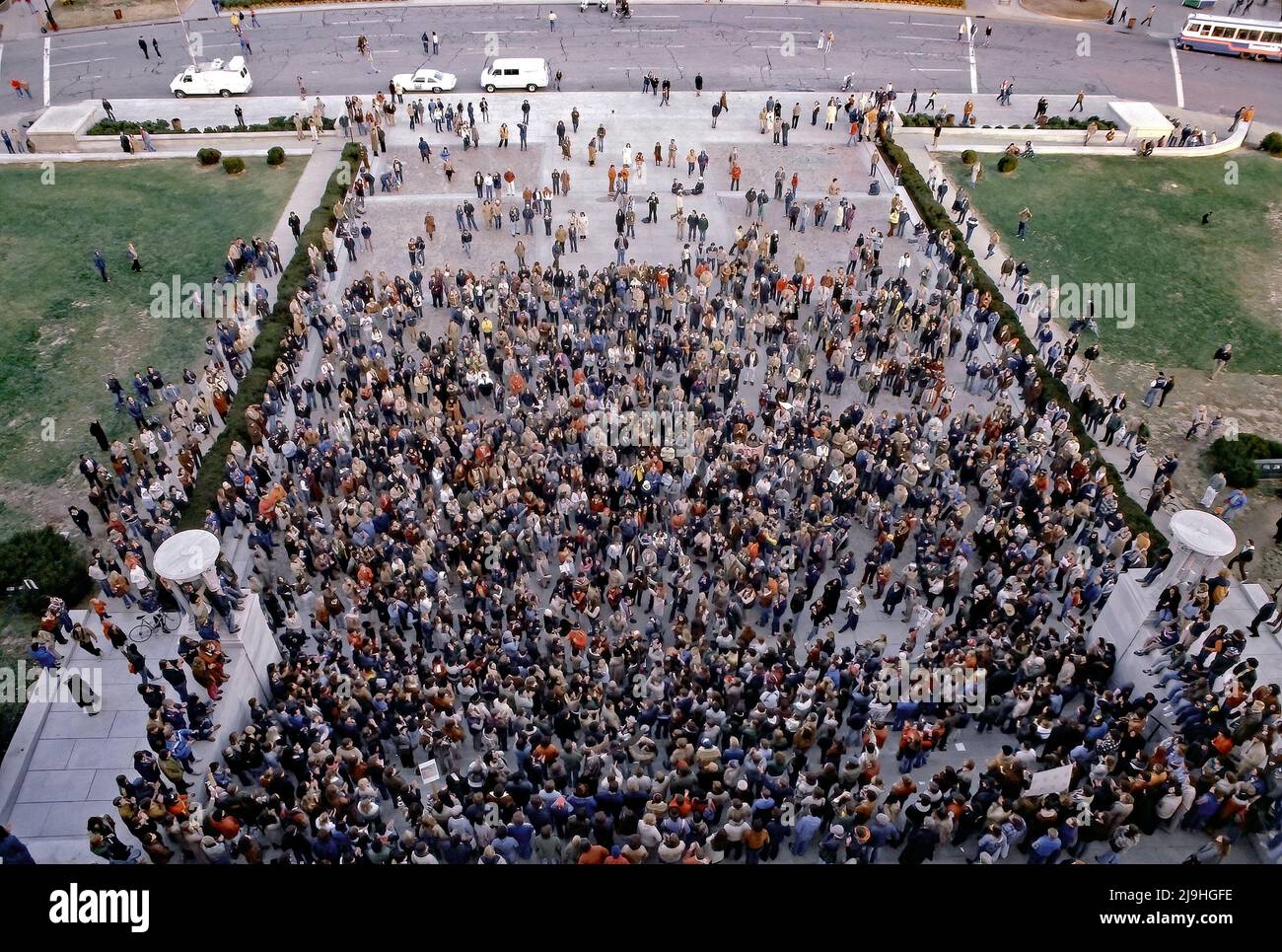 WASHINGTON DC - le 10 DÉCEMBRE 1980, une foule de bourneurs tenant des photos de l'assassin Beatle John Lennon se rassemblent sur les marches du Lincoln Memorial 2 jours après son assassinat à New York par Mark David Chapman Banque D'Images