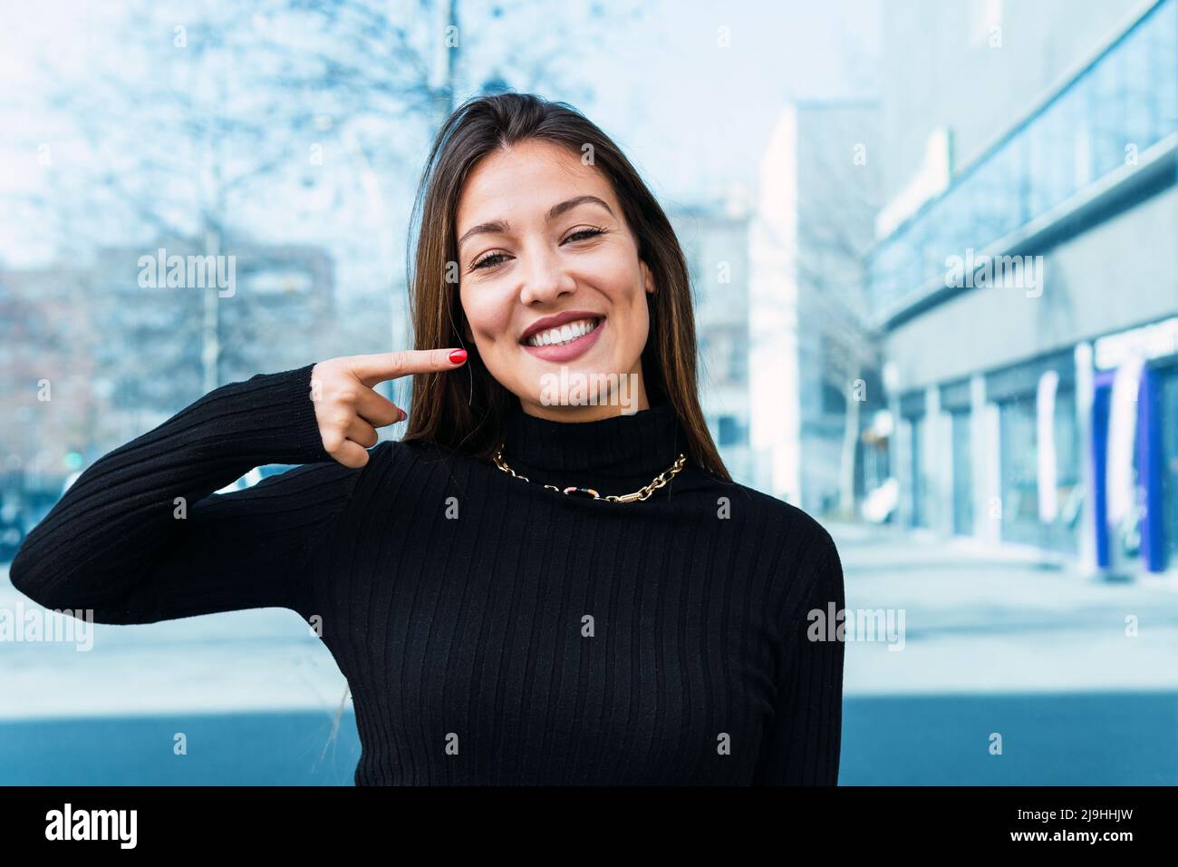 Bonne jeune femme gestante avec le doigt Banque D'Images