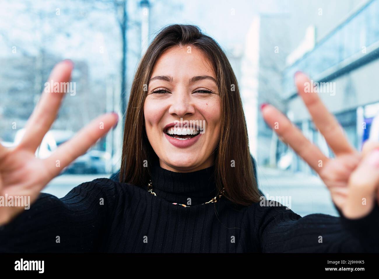 Jeune femme gaie gestante signe de paix Banque D'Images