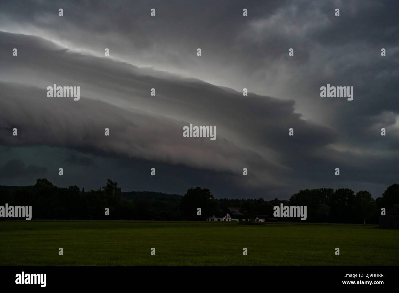 23 mai 2022, Bavière, Dießen am Ammersee: Un front de grégurgèle entre en mouvement, apportant avec lui un orage avec des calmars et de fortes pluies qui plus tard a frappé dans la région de Munich. Photo: Michael Hutter/dpa Banque D'Images