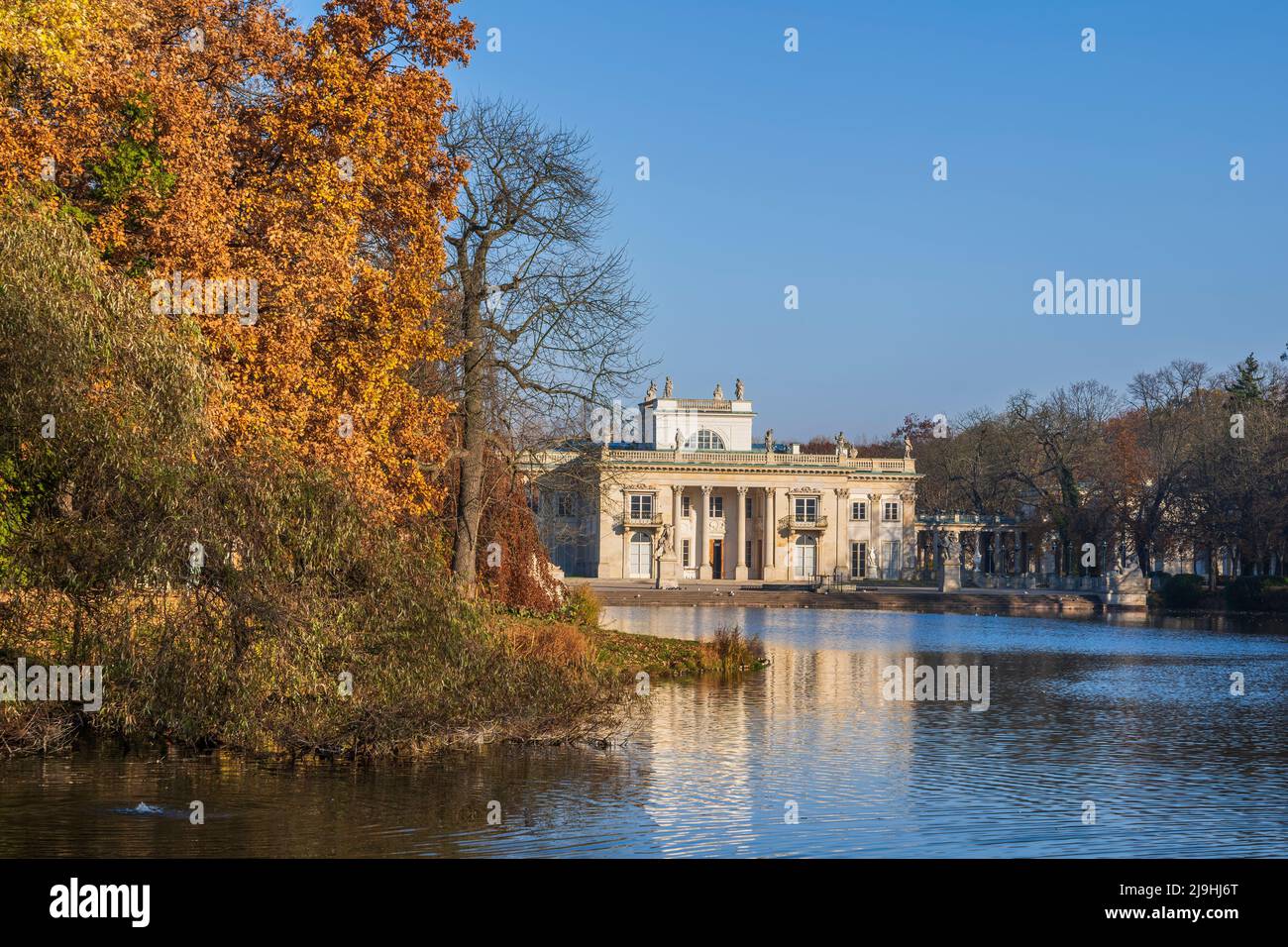 Pologne, Voïvodeship Masovian, Varsovie, Lac Lazienki et Palais sur l'île en automne Banque D'Images