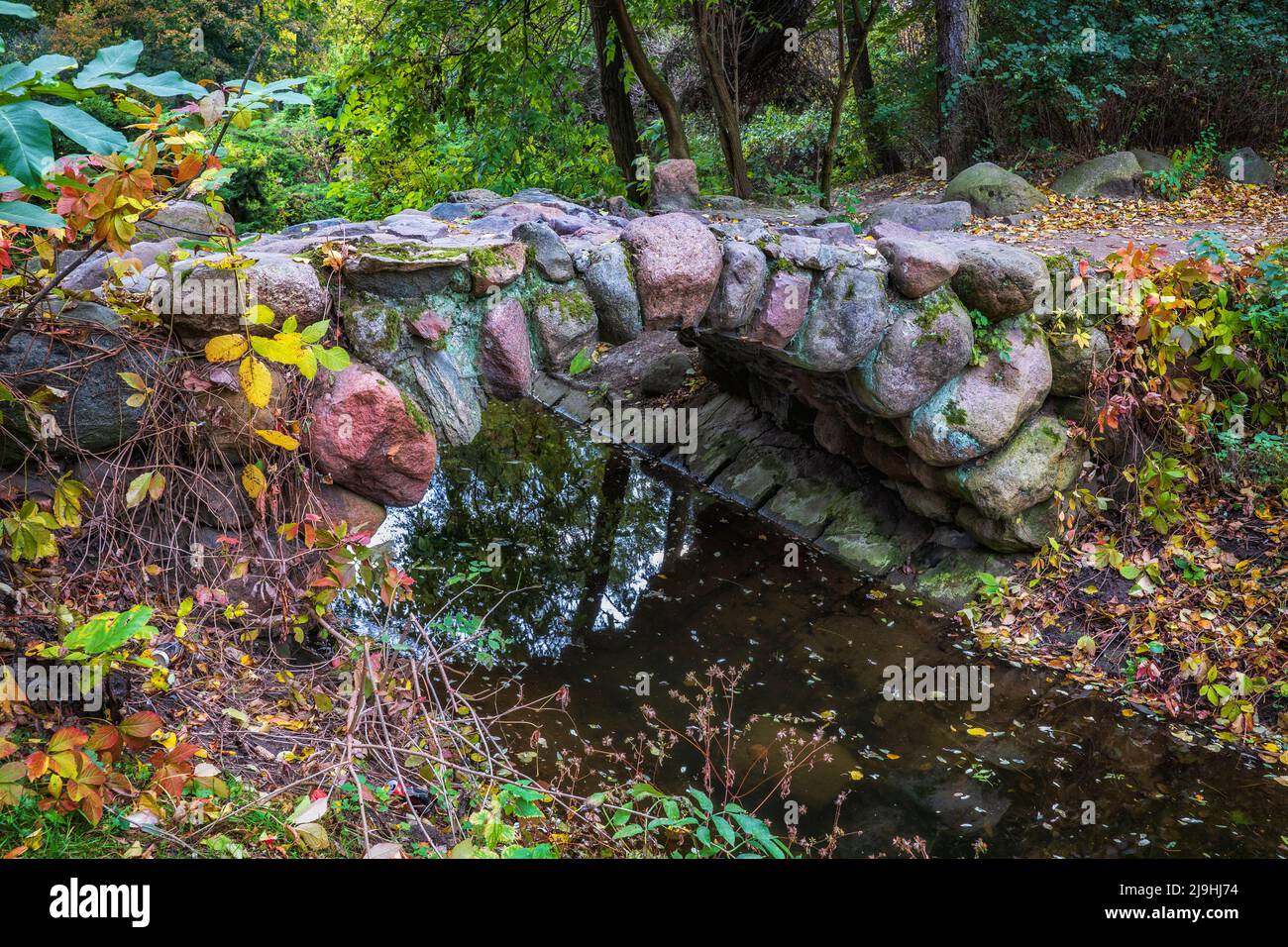 Pologne, Voïvodeship de Masovie, Varsovie, petit pont en pierre dans le parc Skaryszew Banque D'Images