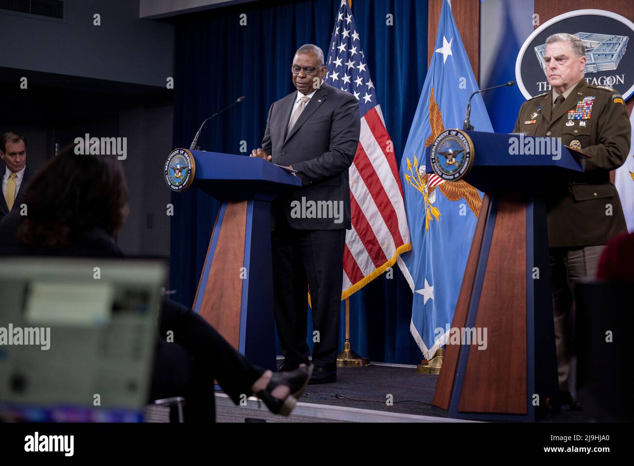 Arlington, États-Unis d'Amérique. 23rd mai 2022. Arlington, États-Unis d'Amérique. 23 mai 2022. Le secrétaire américain à la Défense, Lloyd Austin, à gauche, et le président du général des chefs interarmées, Mark Milley, écoutent une question lors d'un exposé de presse à la suite d'une réunion du Groupe de contact sur la défense ukrainienne au Pentagone, le 23 mai 2022, à Arlington, en Virginie. Crédit : TSgt. Jack Sanders/DOD/Alamy Live News Banque D'Images